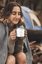 Lade das Bild in den Galerie-Viewer, Mountains, Campfire or Coffee Emailletasse Weiß