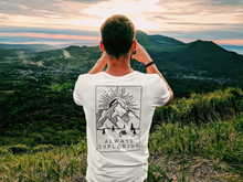 Lade das Bild in den Galerie-Viewer, Always Exploring Premium Organic T-Shirt Weiß / Schwarz / Grau