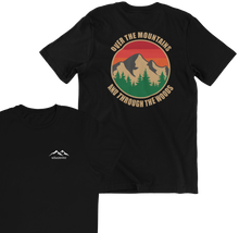 Lade das Bild in den Galerie-Viewer, Over The Mountains Organisches Premium T-Shirt Schwarz / Weiß
