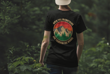 Lade das Bild in den Galerie-Viewer, Over The Mountains Organisches Premium T-Shirt Schwarz / Weiß
