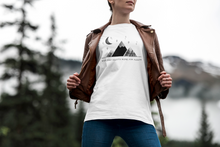 Lade das Bild in den Galerie-Viewer, Night Hiker Premium Organic T-Shirt Weiß
